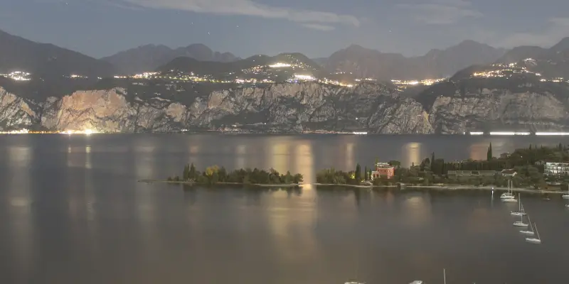 Immagine in archivio delle 9 PM